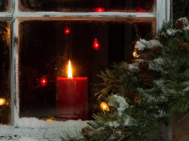 Fire has always been very traditional in Scotland as a way of warding off evil spirits and bringing prosperity to the home, but it also served as a form of guidance. Oidche Chonnle (Candle Night) refers to the time that Scots would light candles on their front window as a means of welcoming strangers to their home and guiding the ‘holy family’ on their way.