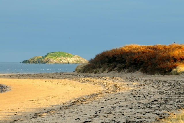 Part of the John Muir Way and easily acessed from the coastal tourist resort town of North Berwick, East Lothian's Yellowcraig Beach has spectacular ciews over the Forth to the lighthouse on Findra Island. It's another beach with excellent water quality backed by sund dunes and woodland.