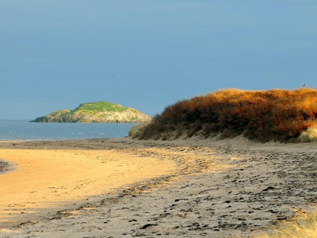 Part of the John Muir Way and easily acessed from the coastal tourist resort town of North Berwick, East Lothian's Yellowcraig Beach has spectacular ciews over the Forth to the lighthouse on Findra Island. It's another beach with excellent water quality backed by sund dunes and woodland.