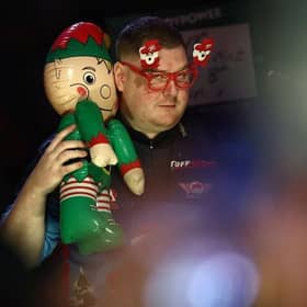 Ricky Evans got the Ally Pally crowd in the festive spirit with his walk-on