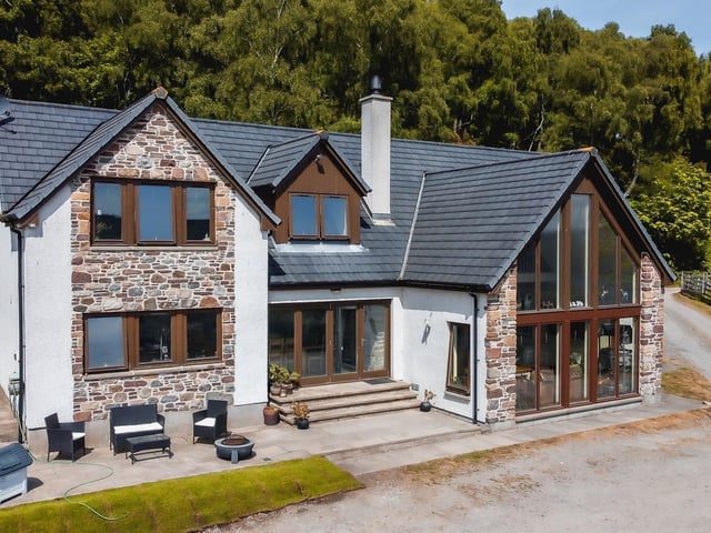 Where is it? A half-hour drive south of Inverness and close to two nature reserves at Strathfarrar and Glen Affric. Drumnadrochit is two miles away and offers plenty of good-quality local amenities and highly regarded schools.