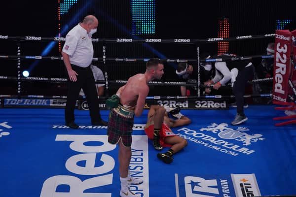 Josh Taylor made light work of Apinun Khongsong.