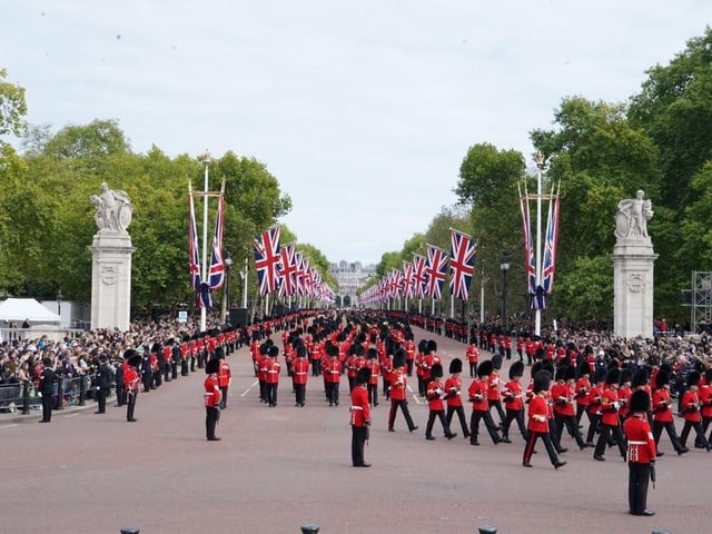 The coffin procession goes down the Mall heading to to Wellington Arch