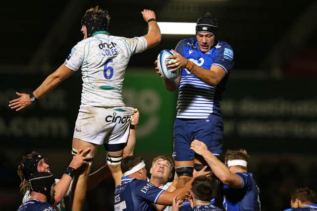 At 6ft 10in, JP du Preez is a major presence in the lineout. (Photo by Alex Livesey/Getty Images)
