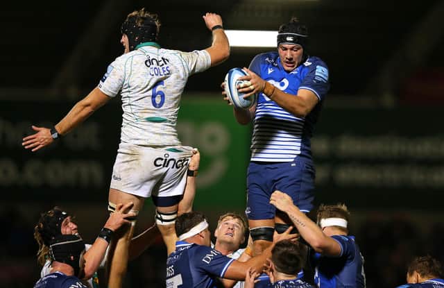 At 6ft 10in, JP du Preez is a major presence in the lineout. (Photo by Alex Livesey/Getty Images)