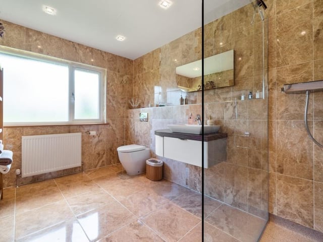 Bedroom 3 en-suite.