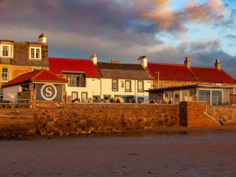 Set in the popular East Neuk of Fife village of Elie, The Ship Inn offers a bar, restaurant, a terrace, spectacular sea views and is perfect for walkers, being located right on the Fife Coastal Path.