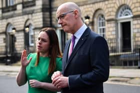 Iain Swinney is Ceit Fhoirbheis a’ nochdadh air beulaibh na meadhanan Dimàirt. (Dealbh: Andy Buchnanan/Getty Images)