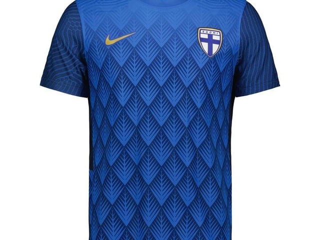 A brave design that pays off brilliantly. The differing shades of blues complete a striking pattern, while the solid colour of the sleeve ensure it remains classy.