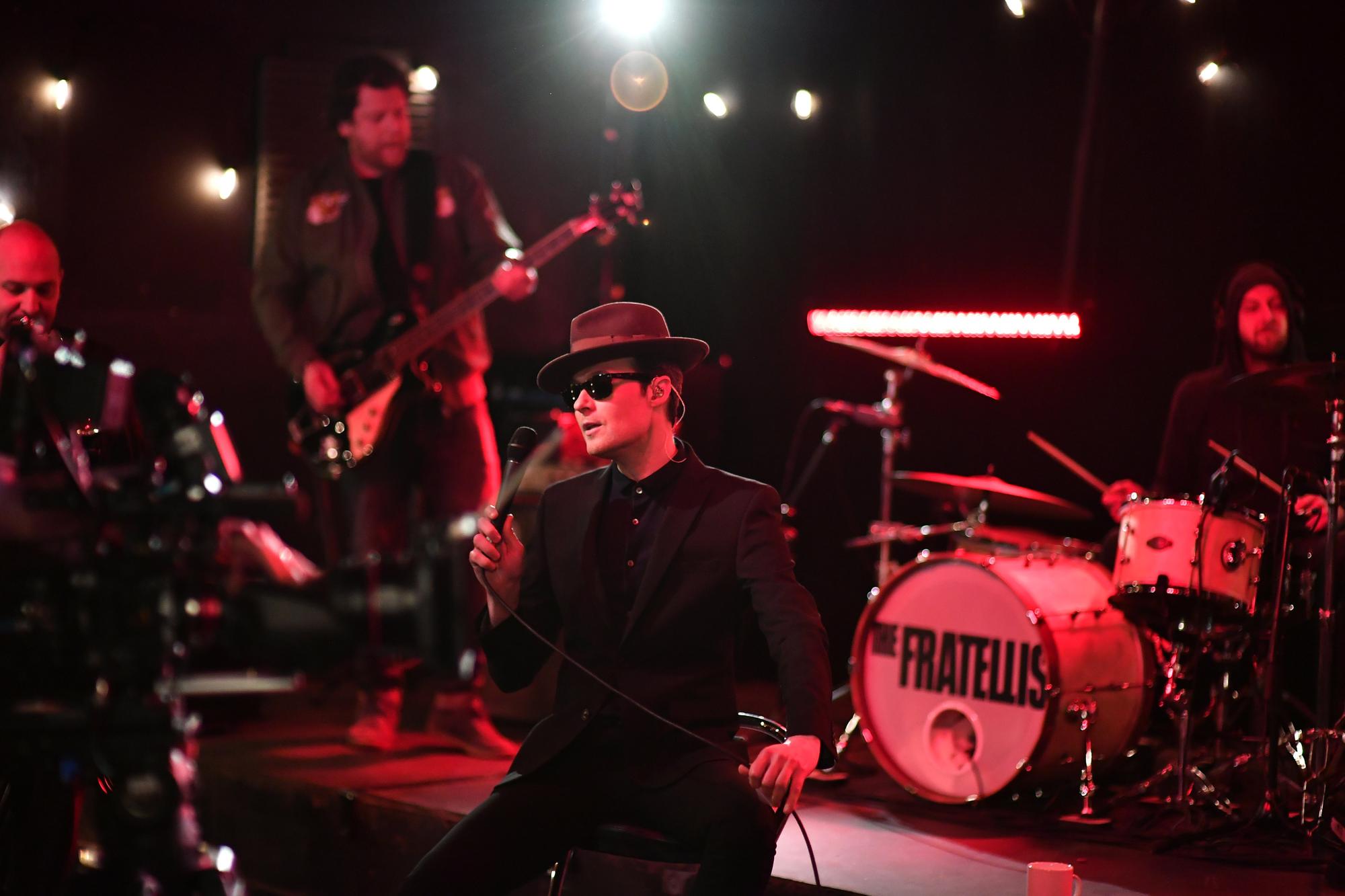 John Fratelli doufá, že jeho skupina zazpívá jeho remasterovanou diskotéku Baccara classic Ano, pane, můžu tancovat v létě - dokud fanoušci dokážou