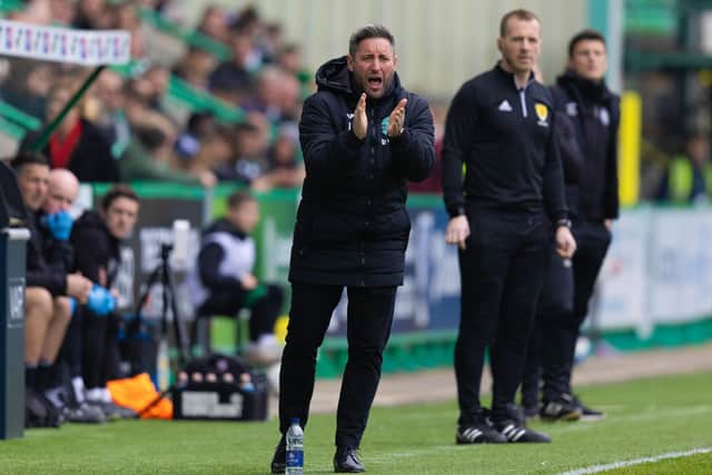 Hibs boss Lee Johnson encourages his players during the Premiership clash with St Mirren at Easter Road. (Photo by Ross Parker / SNS Group)