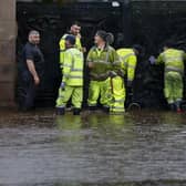 Workers put in place flood defences in the North Inc in Perth. Photo by Jeff J Mitchell/Getty Images)