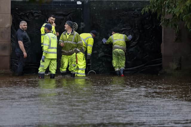 Workers put in place flood defences in the North Inc in Perth. Photo by Jeff J Mitchell/Getty Images)