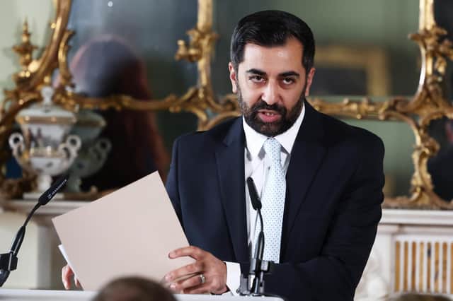 Humza Yousaf aig coinneimh naidheachd ag ainmeachadh g’eil an aonta air a thighinn gu crich. (Dealbh: Jeff J Mitchell/Getty Images)