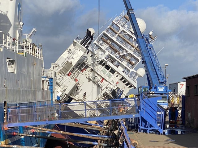 The ship was caught in high winds. @tomafc83