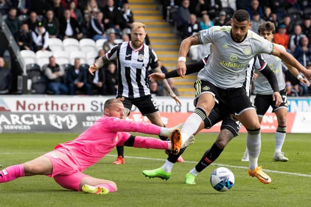 Celtic's Giorgos Giakoumakis (R) and St Mirren goalkeeper Trevor Carson during a cinch Premiership match between St. Mirren and Celtic at the SMiSA Stadium, on September 18, 2022, in Paisley, Scotland.  (Photo by Alan Harvey / SNS Group)
