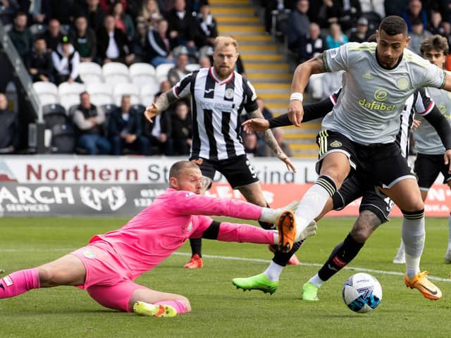 Celtic's Giorgos Giakoumakis (R) and St Mirren goalkeeper Trevor Carson during a cinch Premiership match between St. Mirren and Celtic at the SMiSA Stadium, on September 18, 2022, in Paisley, Scotland.  (Photo by Alan Harvey / SNS Group)