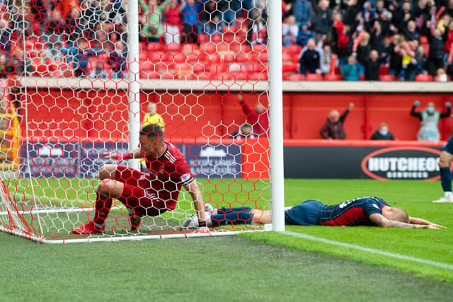 Aberdeen's Christian Ramirez scores and equaliser late on to make it 1-1 during a cinch Premiership match against Ross County at Pittodrie.