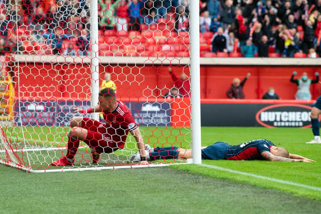 Aberdeen's Christian Ramirez scores and equaliser late on to make it 1-1 during a cinch Premiership match against Ross County at Pittodrie.