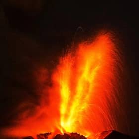An 18th-century volcanic eruption spread a sulphurous haze across Scotland and turned crops black and leaves yellow, research suggests.