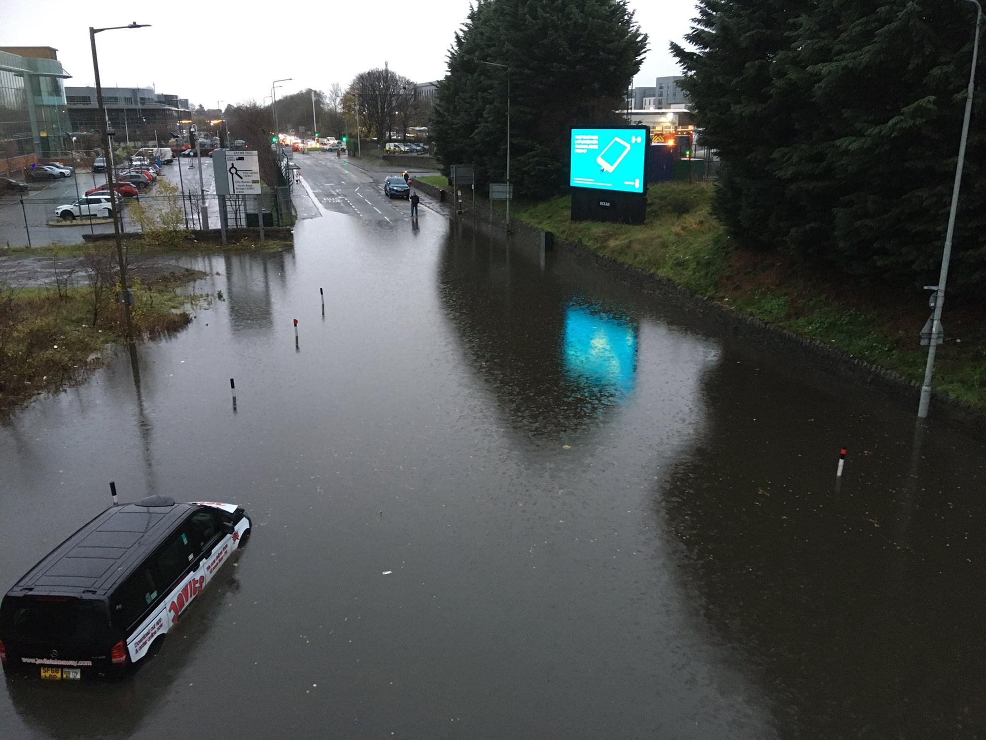 Edinburgh flooding: Cars trapped due to heavy flooding at busy junction ...