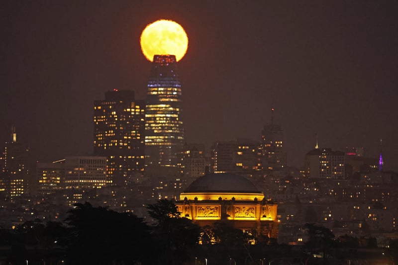 A full blue moon rises behind the San Francisco skyline. (Photo by Justin Sullivan/Getty Images)