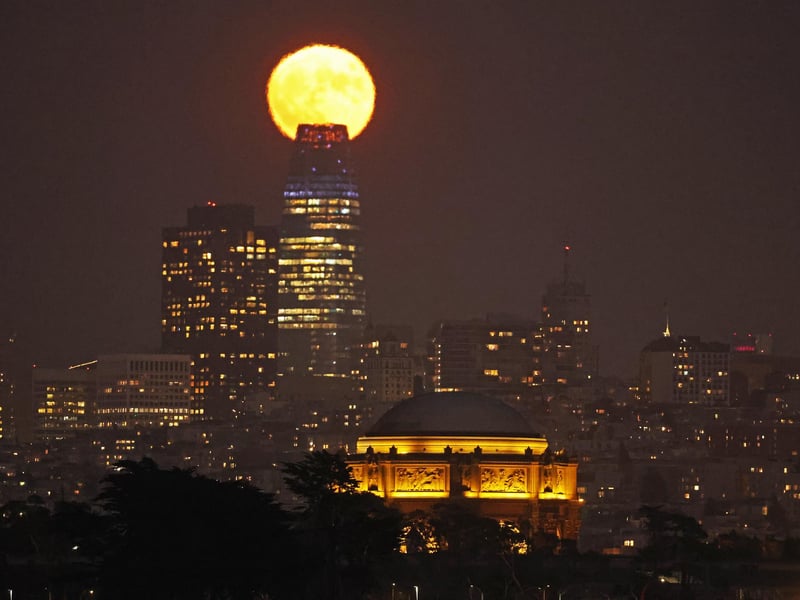 A full blue moon rises behind the San Francisco skyline. (Photo by Justin Sullivan/Getty Images)