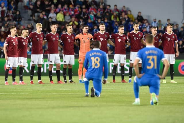 Sparta Prague's players stand while Rangers midfielder Glen Kamara anddefender Borna Barisic take the knee prior to the start of the UEFA Europa League Group A football match between AC Sparta Praha and Rangers FC (Photo by MICHAL CIZEK/AFP via Getty Images)