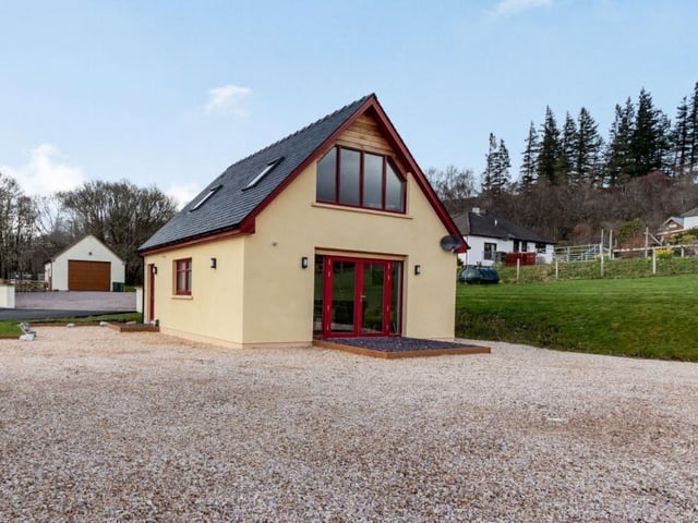 Detached one-bedroom annexe.