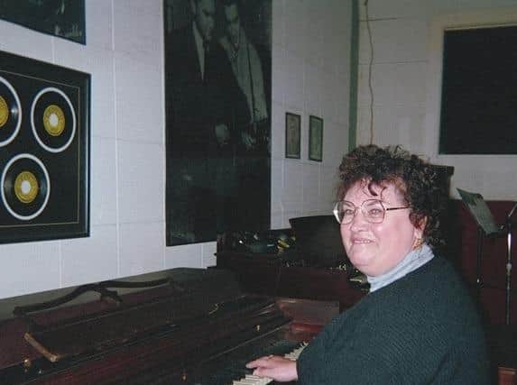 Elizabeth Stewart playing Jerry Lee Lewis’s piano in 1997 (Picture: Thomas A. McKean)