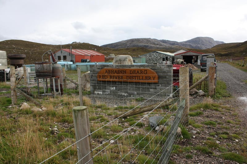 Abhainn Dearg Distillery can be found on Uig (on the west coast of the Isle of Lewis) and it was founded in 2007. In Gaelic its name Abhainn Dearg translates to “red river” and to pronounce its name you say “avin - jerrig”.