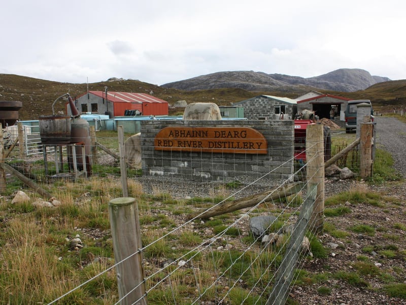 Abhainn Dearg Distillery can be found on Uig (on the west coast of the Isle of Lewis) and it was founded in 2007. In Gaelic its name Abhainn Dearg translates to “red river” and to pronounce its name you say “avin - jerrig”.