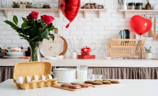 It's easy to organise a Valentine's Day activity at home, like a breakfast date (Shutterstock)