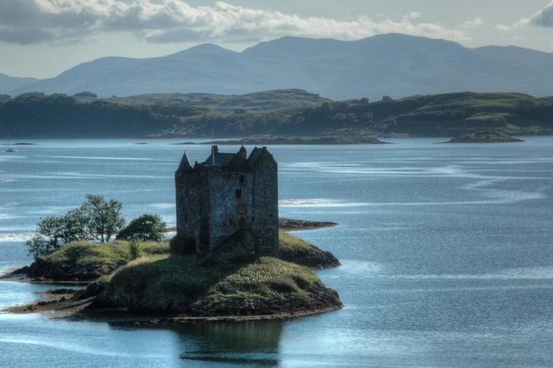 Castle Stalker (or ‘Caisteal an Stalcaire’ in Scottish Gaelic) rests in the mouth of Loch Laich which is in-between Glencoe and Oban. It was originally constructed by Clan MacDougall in 1320, who were then known as the Lords of Lorn. However, the Stewart clan later took over the Lordship of Lorn and it is thought that they built the castle as it exists now in its current form around 1440.