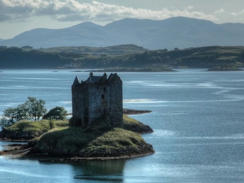 Castle Stalker (or ‘Caisteal an Stalcaire’ in Scottish Gaelic) rests in the mouth of Loch Laich which is in-between Glencoe and Oban. It was originally constructed by Clan MacDougall in 1320, who were then known as the Lords of Lorn. However, the Stewart clan later took over the Lordship of Lorn and it is thought that they built the castle as it exists now in its current form around 1440.