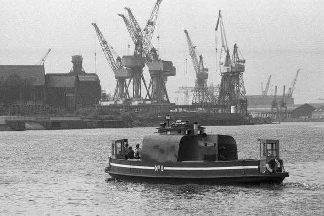 The Kelvinhaugh ferry crosses the River Clyde in Glasgow, June 1980.