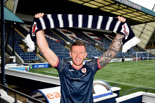 Raith Rovers have signed Dundee defender Lee Ashcroft on loan.