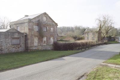 Condition - Poor
Built in the late 18th Century by Robert Mylne, these two lodges surround a square pond and are attached to a garden wall. They are currently vacant and in poor condition. Rainwater damage has led to the deterioration of the stonework. The pond is at risk because of excessive vegetation growth and water loss. This is a category C priority which means that slow decay has been acknowledged but no solution agreed yet.