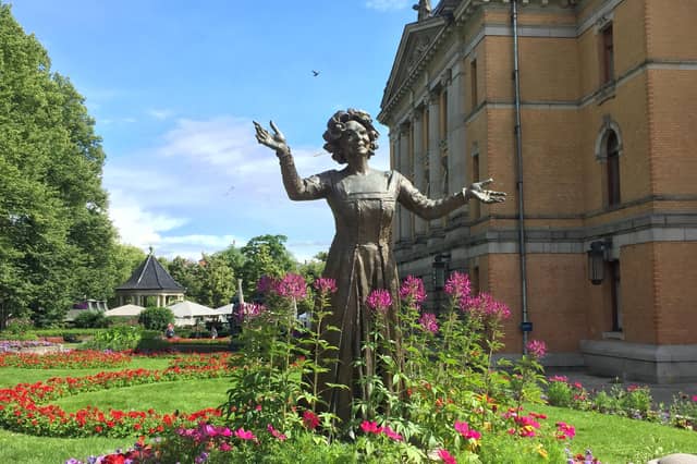 Wenche Foss statue near the National Theatre in Oslo, Norway. The bronze statue celebrates the illustrious 76 year career of Norwegian actress Wenche Foss (Photo: Hannah Brown).