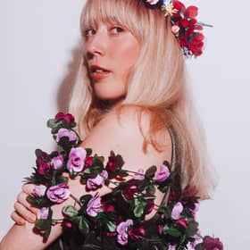 Award-winning comedian and storyteller Kate-Lois Elliott