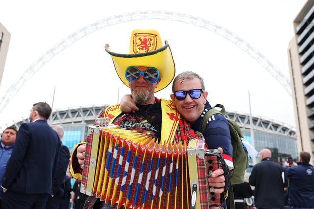 Les supporters écossais se rassemblent devant Wembley avant le coup d'envoi