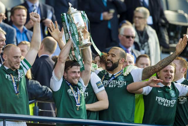 Hibernian's Lewis Stevenson (centre) celebrates with the Scottish Cup in 2016.