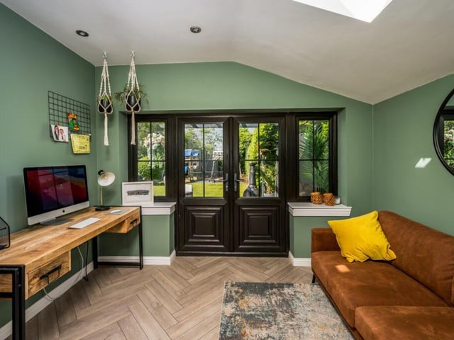Garden room / home office.