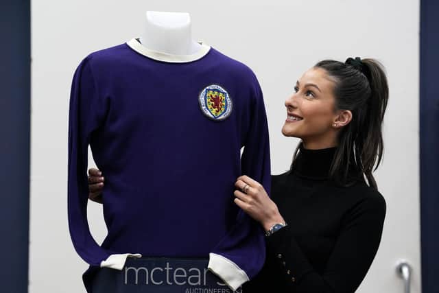 A Scotland football shirt said to have been worn by Jim Baxter at Wembley in 1967 has been cancelled at the last minute after doubts emerged over its authenticity.