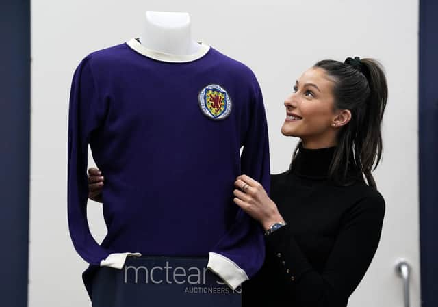 A Scotland football shirt said to have been worn by Jim Baxter at Wembley in 1967 has been cancelled at the last minute after doubts emerged over its authenticity.