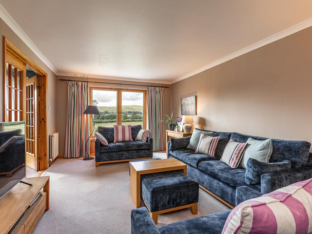 Where is it? Nestled on the northern edge of Broughton village, Old Kirk Brae is within walking distance to the village hall and shop and glories in its rolling countryside surrounds.