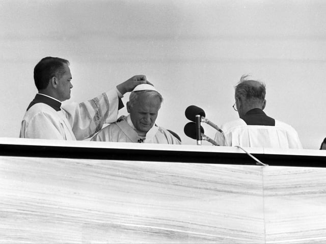 Pope John Paul II prepares to address the crowd of nearly 300,000 at Bellahouston Park.