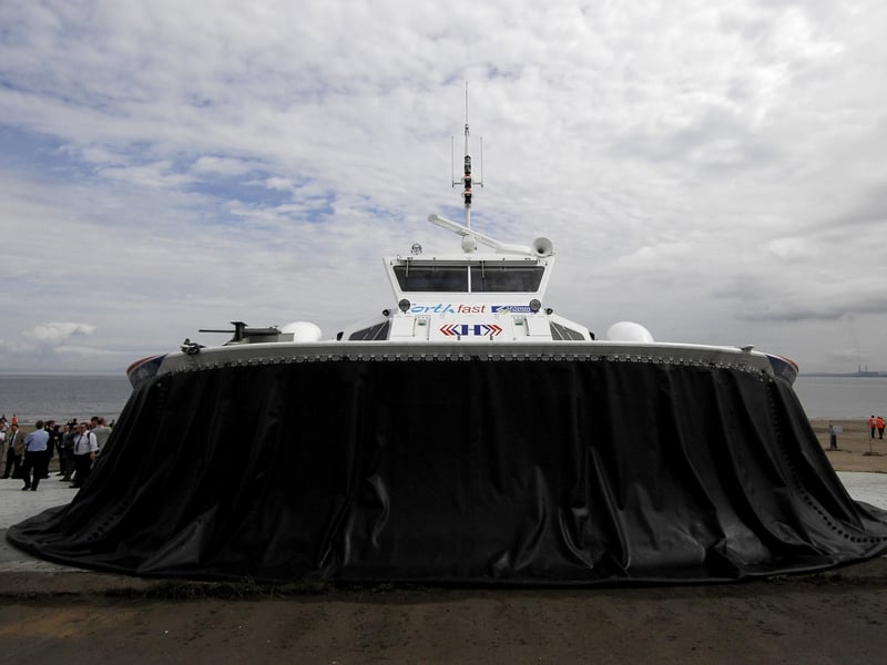 The hovercraft lands at Portobello in 2007
