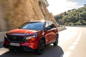 Mazda’s new CX5 boasts a more sculpted edge. The surfaces have been reshaped, but the designers have managed to combine the established look of the CX-5 with a more modern, robust, muscular and hunkered down stance