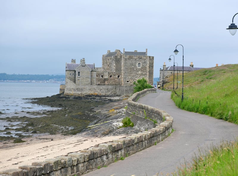 Blackness Castle near Linlithgow stars as Fort William in Outlander, where Jamie attempts a daring rescue of Claire who is in the clutches of the villainous Black Jack Randall.